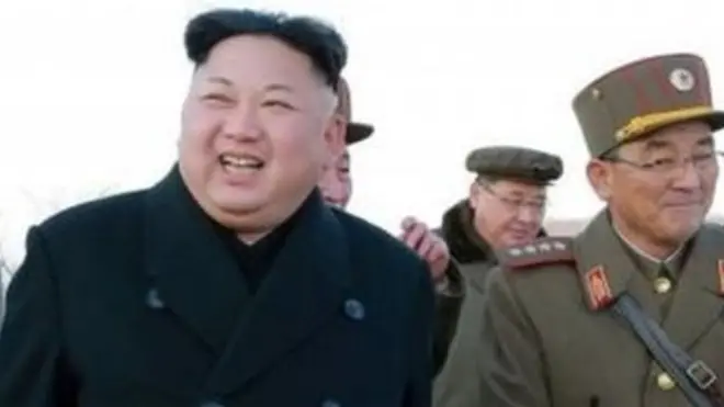 උතුරු කොරියානු නායක කිම් ජොන්ග් අන් සිය හමුදා ප්‍රධානීන් සමඟ