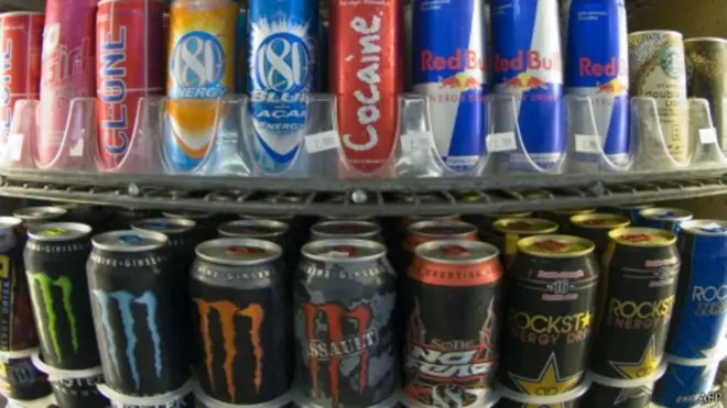 Minuman energi mengandung kafein dan bahan-bahan lain, yang biasa disebut 'larutan energi'.