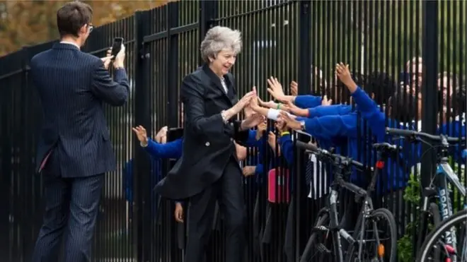 Bà Theresa May gặp gỡ học sinh ở phía nam London trước khi công bố website thu thập thông tin chính phủ