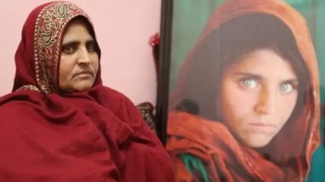 Sharbat Gula con su icónico retrato cuando tenía 10 años.