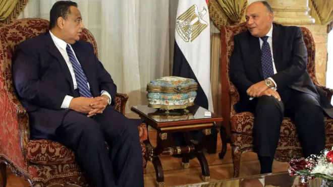 Le ministre égyptien des Affaires étrangères, Sameh Shoukry (D) et son homologue soudanais Ibrahim Ghandour, au Caire.