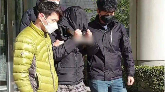 텔레그램에서 미성년자를 성적으로 착취하는 내용의 영상물을 공유하는 'n번방' 사건의 핵심 피의자인 일명 '박사'로 지목되는 20대 남성 조모씨가 19일 서울 서초구 서울중앙지법에서 구속 전 피의자심문을 마치고 법원을 나서고 있다