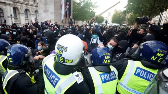 Caso George Floyd levou a protestos contra a políciagreenbets afiliados logindiversas partes do mundo, como Londres