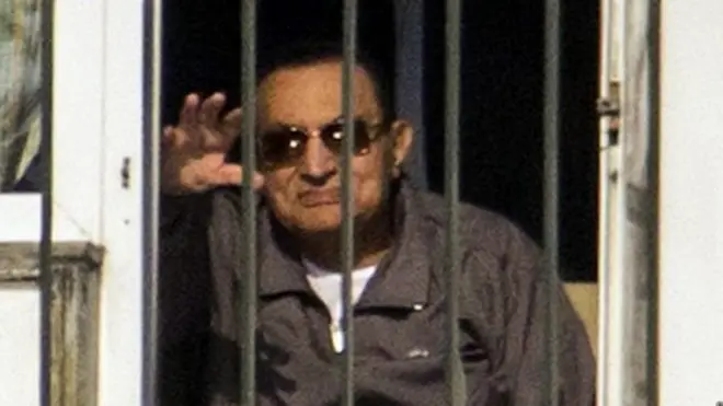 قضت محكمة مصرية بعدم جواز محاكمة الرئيس الأسبق، حسني مبارك، في قضية قتل المتظاهرين إبان الانتفاضة ضده