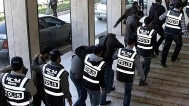 Türkiye'de geçen hafta 1000'den fazla pois gözaltına alınmış, 9 binden fazla polis de görevden uzaklaştırılmıştı