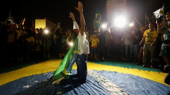 Pessoas comemoram vitória de Jair Bolsonaro