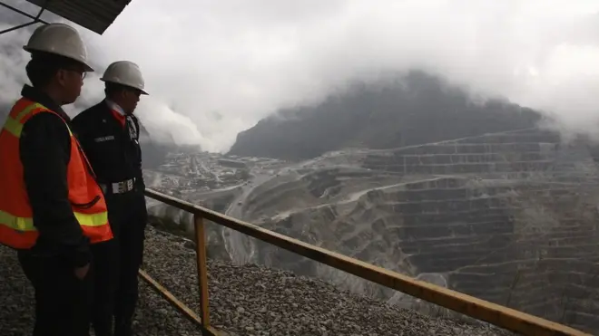 Dengan peraturan baru soal divestasi ini, PT Freeport misalnya wajib melepas lagi 41% sahamnya di masa datang setelah sebelumnya melepas sekitar 10% kepada pemerintah Indonesia.