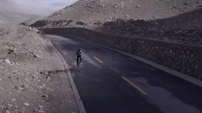 یو بايسکل ځغلوونکی اېوېرېسټ غره ته د ختو لومړۍ ننګونه ازمويي.