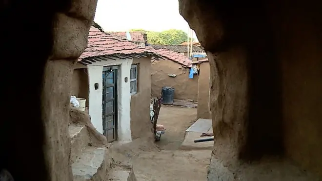 انڈیا کی ریاست راجستھان میں اجمیر کے نزیک ایک ایسا گاؤں ہے جہاں صدیوں سے کوئی پکا مکان نہیں بنا۔ دیو مالی کے باشندوں کا کہنا ہے کہ جو بھی پکا مکان بنائے گا اس پر مصبیت نازل ہوگی۔