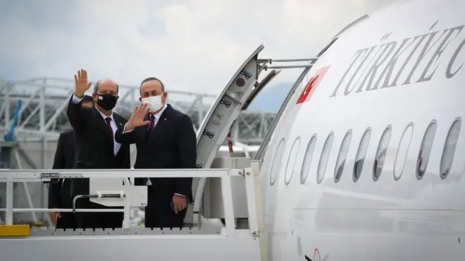 Kuzey Kıbrıs lideri Ersin Tatar ve Türkiye Dışişleri Bakanı Mevlüt Çavuşoğlu.