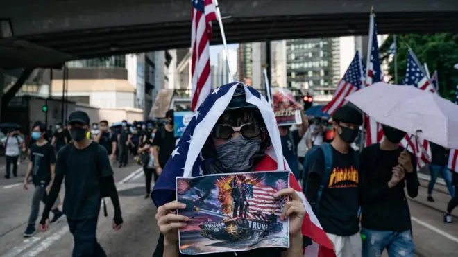 香港示威者举着星条旗呼吁支持