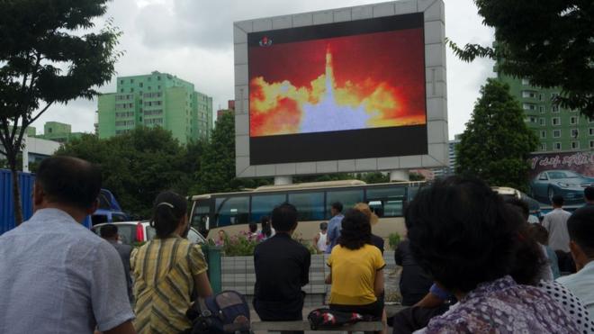 朝鮮首都平壤用大螢幕向民眾展示導彈試射。
