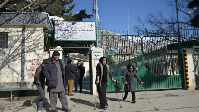 آئی سی آر سی کے مراکز ملک بھر میں کئی دہائیوں سے جاری جنگ میں معذور ہونے والے افغان شہریوں کی مدد کرتے ہیں