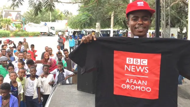 Adaamaatti, dargaggeessa T-shirt badhaafame