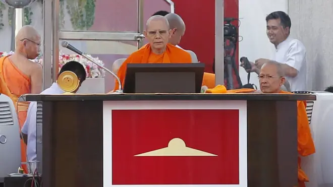 Phra Dhammajayo -dalam foto awal Maret- membantah tuduhan yang menurutnya bermotif politik.