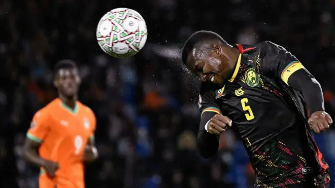 يسدد المدافع الكاميروني رقم 05 نوحو الكرة برأسه خلال مباراة المجموعة السادسة من بطولة كأس الأمم الأفريقية لكرة القدم بين ساحل العاج والكاميرون على ملعب مراكش
