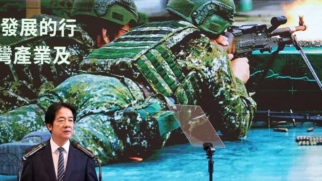 台湾总统赖清德周三（11月26日）在召开国安高层会议后举行记者会画面。