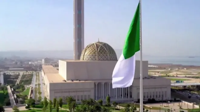 المسجد الملحمي مع أطول مئذنة في العالم