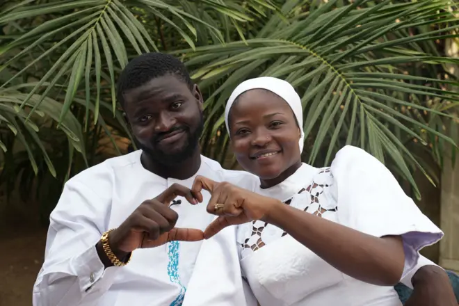 Aworan tọkọtaya Williams. wọn joko tia ara wọn, wọn wọ aṣọ fun.