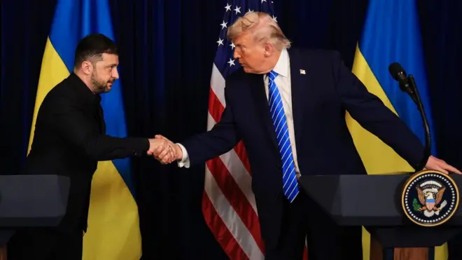 Perezida Zelensky na Donald Trump bahana ibiganza nyuma yo kubwira abanyamakuru ibyo baganiriye