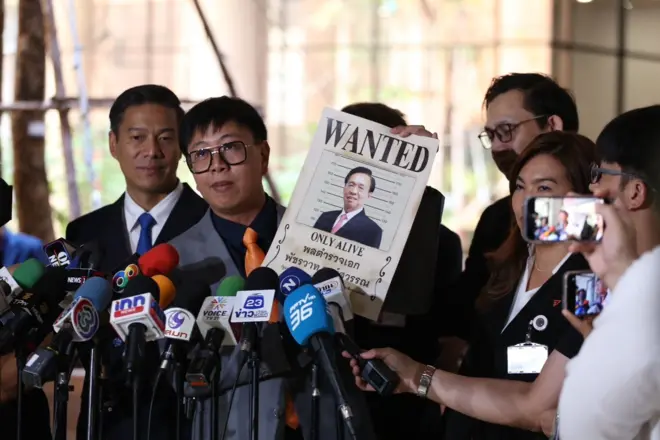 ชุติพงศ์ พิภพภิญโญ โชว์แผ่นภาพที่เขาเรียกว่า “ประกาศตามหาคนหาย” หลังถูกเลื่อนตอบกระทู้ถามเป็นรอบที่ 4 เมื่อ 29 ก.พ.