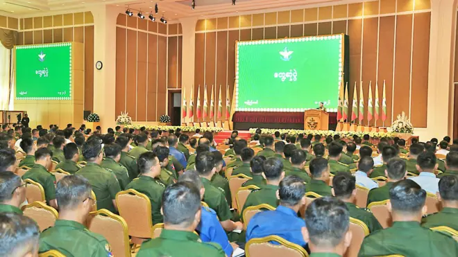 ကာကွယ်ရေးဦးစီးချုပ်ရုံး (ကြည်း) ဝင်းအတွင်းက တွေ့ဆုံပွဲ