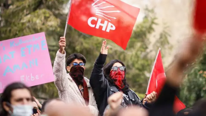 Yüzleri maskeli çocuklar protesto yapıyor