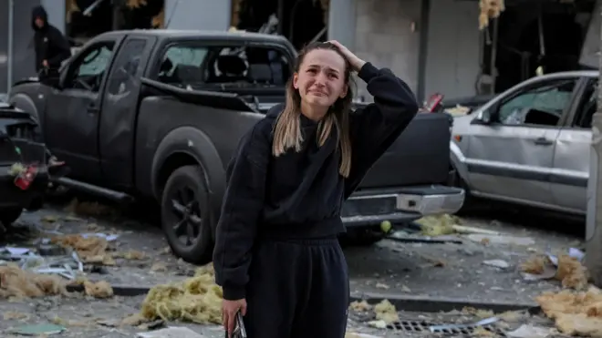 Плачущая девушка на фоне разрушений в Киеве