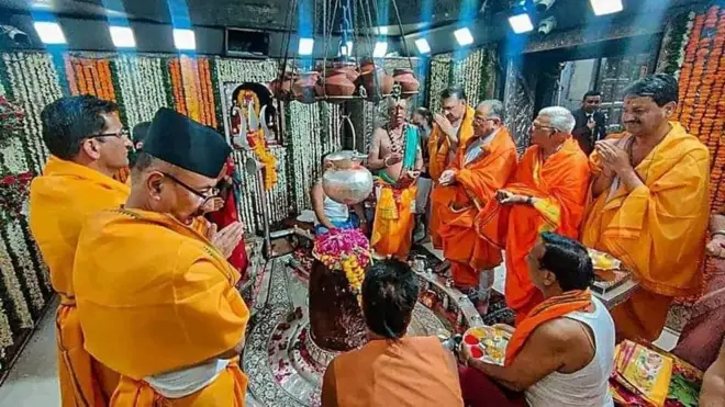 प्रधानमन्त्री प्रचण्डले भारत भ्रमणको क्रममा उज्जैनस्थित एउटा मन्दिरको भ्रमण गरेका थिए