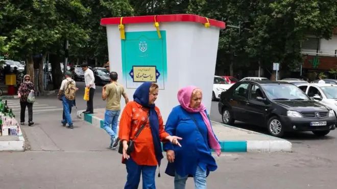 زنان ایرانی در برابر نماد صندوق رای