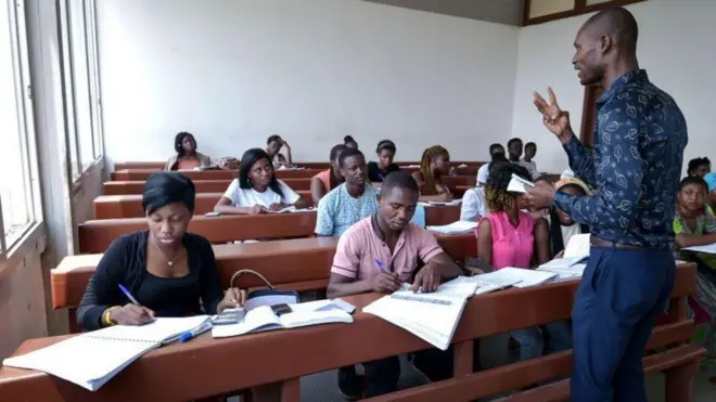 Lecturer dey teach students for class
