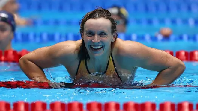 Katie Ledecky sonríe en la piscina