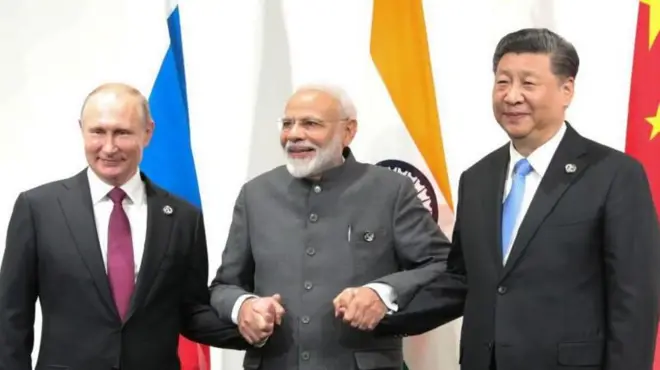 शी जिनपिंग, रशियाचे राष्ट्राध्यक्ष व्लादिमीर पुतिन आणि भारताचे पंतप्रधान नरेंद्र मोदी