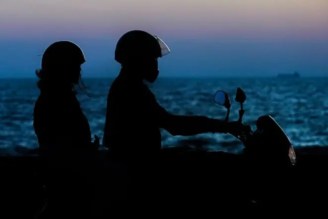 චාමරට පෙම්වතියක සිටියි. ඇය කොළඹ ප්රදේශයේ උපන් තරුණියක වන අතර කොළඹ නරගයේ ම පෞද්ගලික ආයතනයක රැකියාවක නිරත වෙයි.