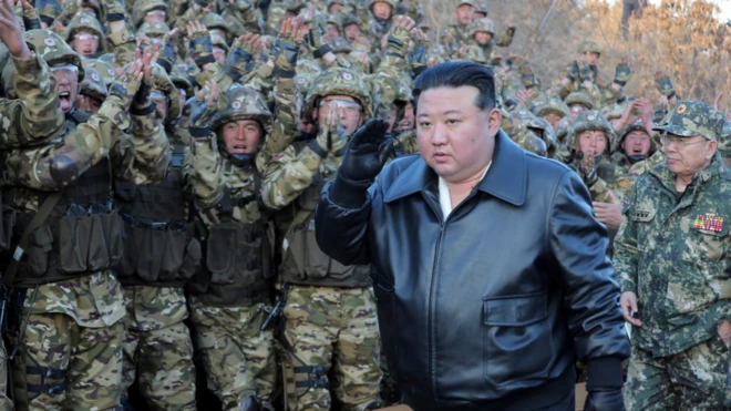 Dalam foto yang dirilis kantor berita KCNA pada 7 Maret 2024 ini, pemimpin Korea Utara Kim Jong Un memeriksa latihan lapangan pasukan di pangkalan operasi militer di wilayah barat negara itu, saat ia memerintahkan peningkatan kesiapan perang.