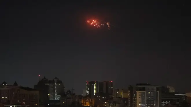 انفجار طائرة روسية مسيرة في سماء مدينة كييف، أوكرانيا، 25 نوفمبر/ تشرين الثاني 2025.
