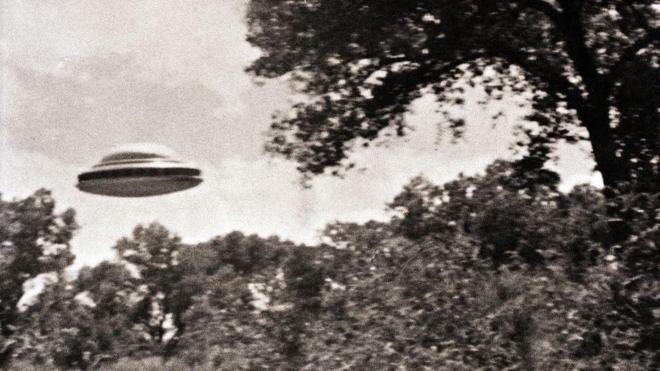 تصویری که توسط یکی از شهروندان آمریکایی در سال ۱۹۶۳ منتشر شده بود و ادعا شده بود که نشان‌ دهنده یک بشقاب پرنده فضایی است