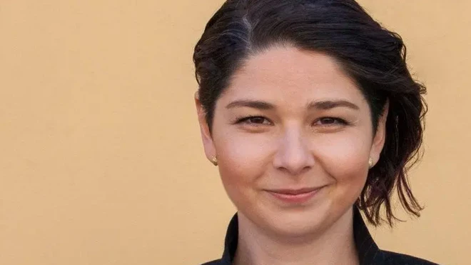 چهره مدینا سلامووا در حال لبخند زدن