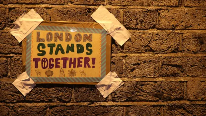 Finsbury Park'ta "Londra birlikte duruyor" yazılı bir pankart