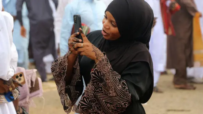 Aworan obinrin to n yẹ foonu rẹ wo