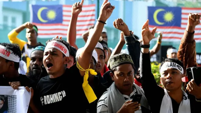 Diperkirakan terdapat 147.000 pekerja asal Myanmar dan 55.000 pengungsi Rohingya di Malaysia.