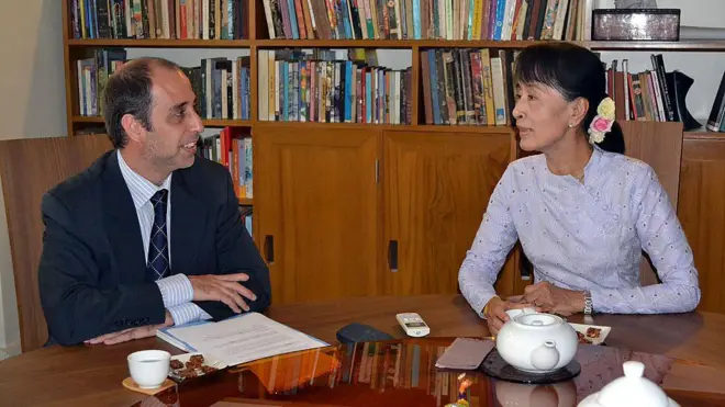 ကုလ လူ့အခွင့်အရေး အထူးသံ အဖြစ် မစ္စတာ ကင်တးနား ဒေါ်အောင်ဆန်းစုကြည်နဲ့ အမှတ် ၅၄ တက္ကသိုလ်ရိပ်သာလမ်း နေအိမ်မှာ တွေ့ဆုံခဲ့စဉ်၊ ၂၀၁၂။