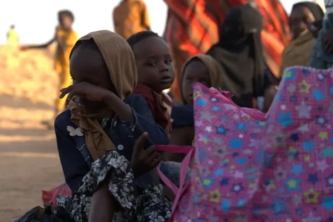 أطفال سودانيون يفترشون الأرض