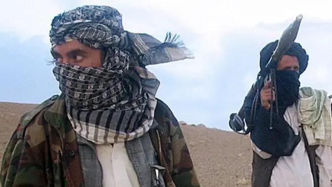 Combatientes de la milicia talibán de Afganistán en una ladera en Maydan Shahr, al oeste de Kabul, en septiembre de 2008.