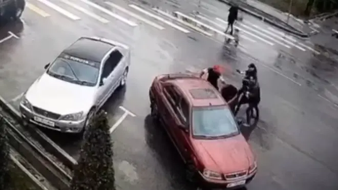 Кызды уурдап кеткен учур видеокөзөмөлгө жазылып калган