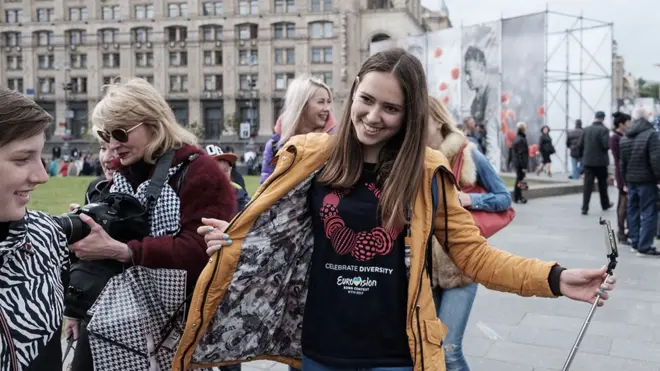 Еліна: "Своїх фаворитів на "Євробаченні" не маю, просто люблю музику. У фанзоні дуже позитивні люди. Ми танцювали зі сніговою людиною, вона так підіймає настрій".