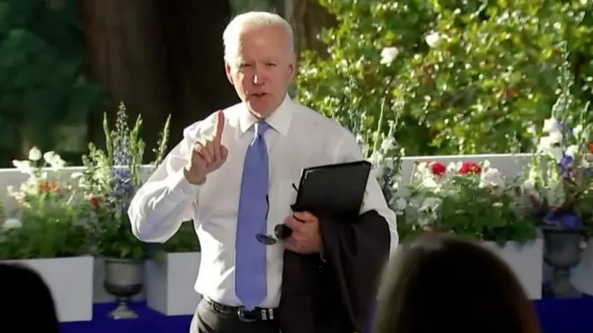 الرئيس الأمريكي جو بايدن يعنف كبيرة مراسلي البيت الأبيض عندما سألته عن القمة مع نظيره الروسي فلاديمير بوتين.