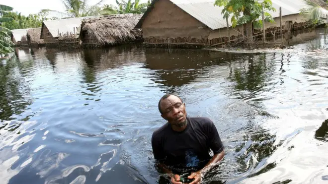 Man wey dey waka inside heavy flood