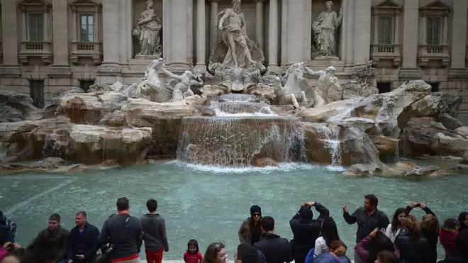 Roma'nın gözde turistik mekanı Fontana di Trevi (Aşk Çeşmesi) de, artık serinlemek isteyenlerin uğrak mekanı olamayacak.