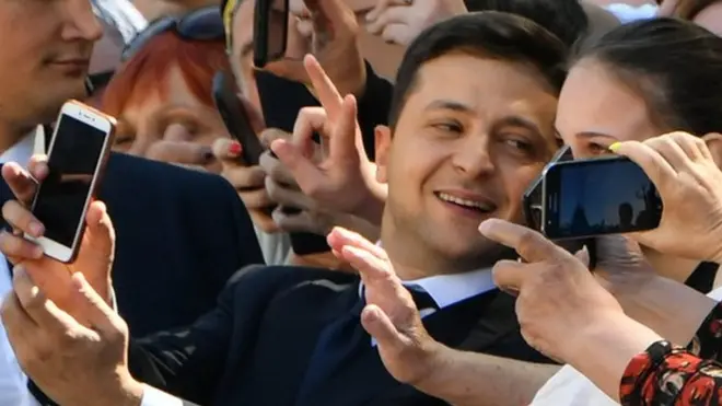 Уже у самого входа в Раду Зеленский остановился, чтобы сделать селфи